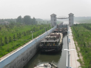 船舶通过2011年建成的颍上闸船闸