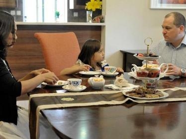 如果有同学带着配偶过来，学校会分配别墅