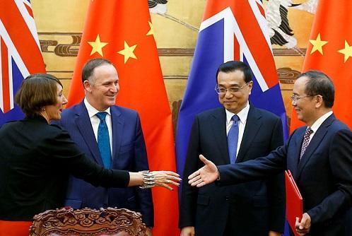 中国国务院总理李克强与新西兰总理约翰.基共同见证