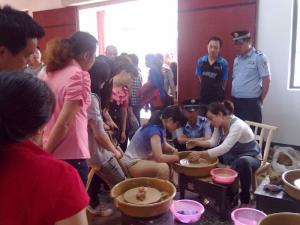新长沙窑陶瓷体验馆 游客现场体验陶艺
