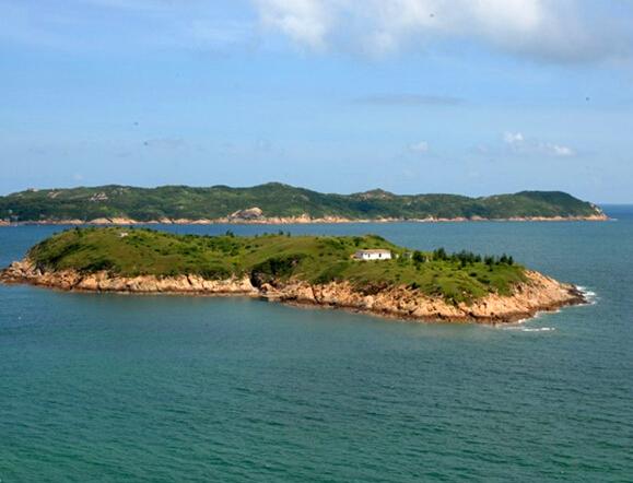 三门岛(又称沱泞岛),属广东省惠州市大亚湾区,位于大鹏湾与大亚湾的