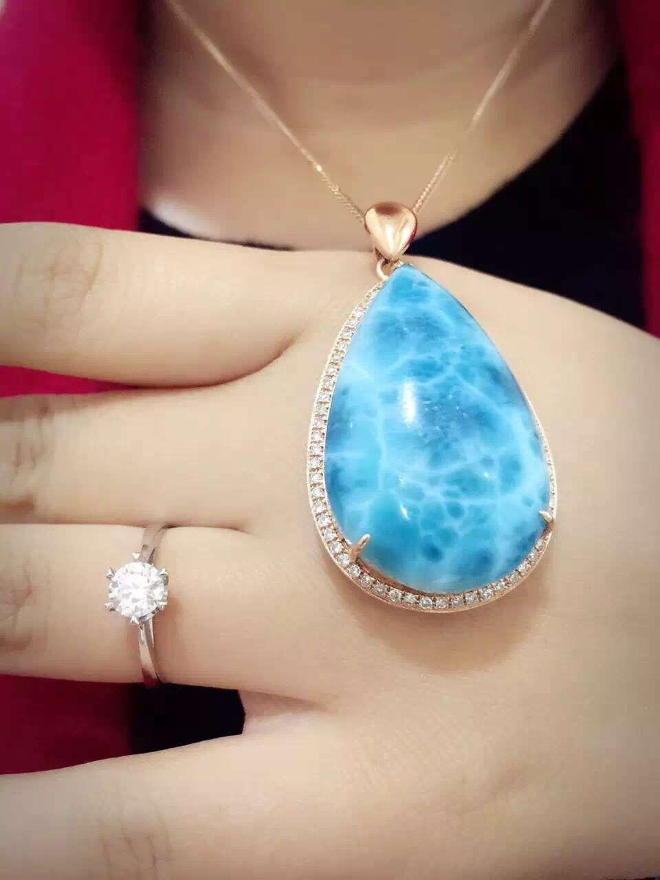 拉利玛larimar是一种蓝色针钠钙石,因为它蓝白的纹理如波浪般,所以在