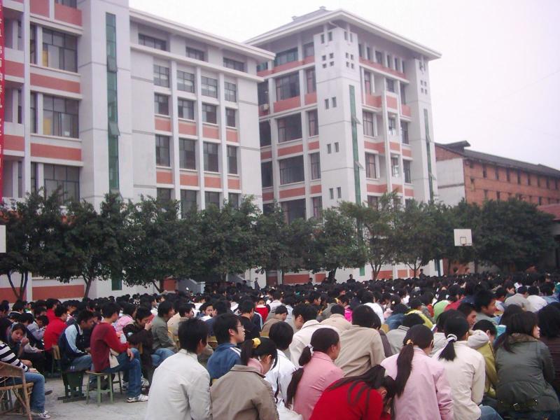 重庆市大足第一中学校坐落在全国闻名的五金之乡——中国西部第一镇