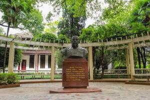 桐城中学吴汝纶雕像