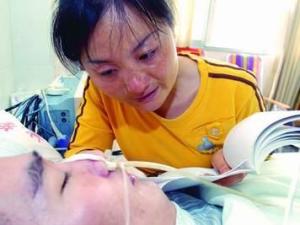 罗映珍守护在丈夫身旁