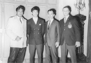 李峻九右二、李小龙左二