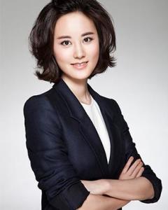 出生于重庆市南川区,毕业于中国传媒大学,中央电视台财经频道主持人