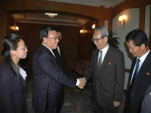 陆浩与金己男（右二）