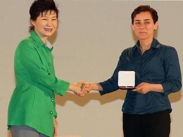 朴槿惠为玛丽亚姆·米尔扎哈尼颁奖