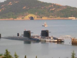 军港中的091型核潜艇