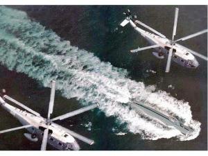 091型核潜艇在演习中与直升机合练