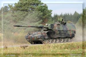 行进中的PzH-2000