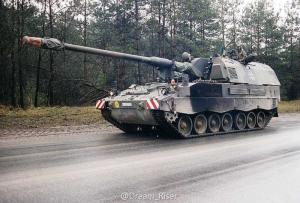 摄于1998年正在公路行驶的PzH-2000预产型