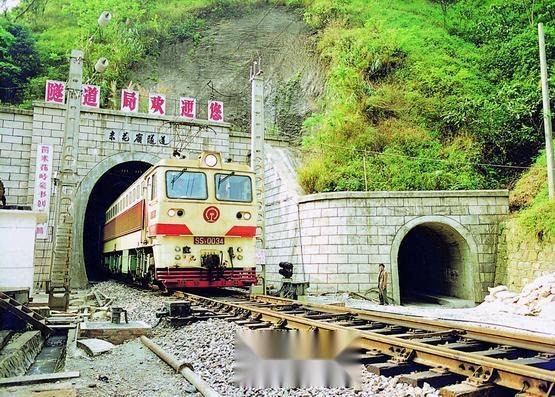 隧道支护结构按新奥法原理设计,采用曲墙复合式衬砌断面,Ⅱ,Ⅲ类