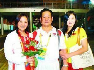 马文广(中)和妻子姚颖(左)、女儿马晨菲