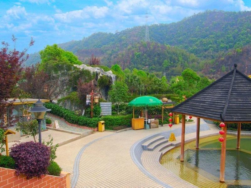 枫湾温泉度假村位于广东省韶关市曲江区枫湾镇白水村,离韶关市区25