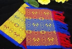 编辑3产生景颇族织锦图案用红,黑,白等色彩勾勒,具有特殊的含义.