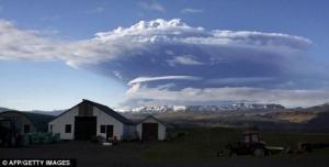 火山喷出的火山灰形成的烟云向周围飘散