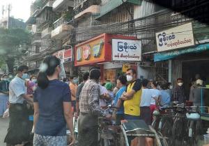 缅甸各地排队抢购物资、兑换现金的民众