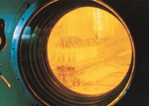 清华大学核研院热室中的微型离心萃取器装置