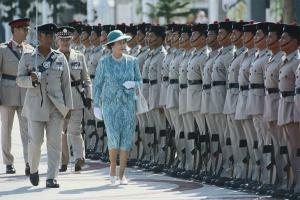 1986年，英国女王伊丽莎白二世访问香港，检阅英军