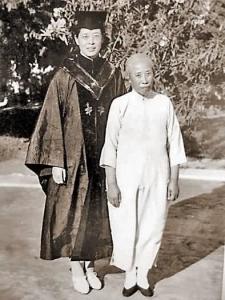 1940年，严仁英博士与母亲合影