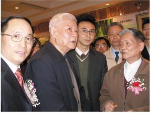原全国政协副主席叶选平聆听许炽光讲解