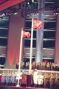 中国国旗和香港特区区旗在国歌声中升起