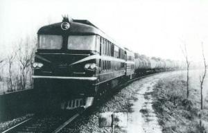北京型6001号机车与3001号机车重联牵引货运列车