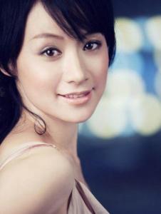 小学二年级的时候她拍摄了第一部电视剧《小龙和小丽》;1992年担纲女