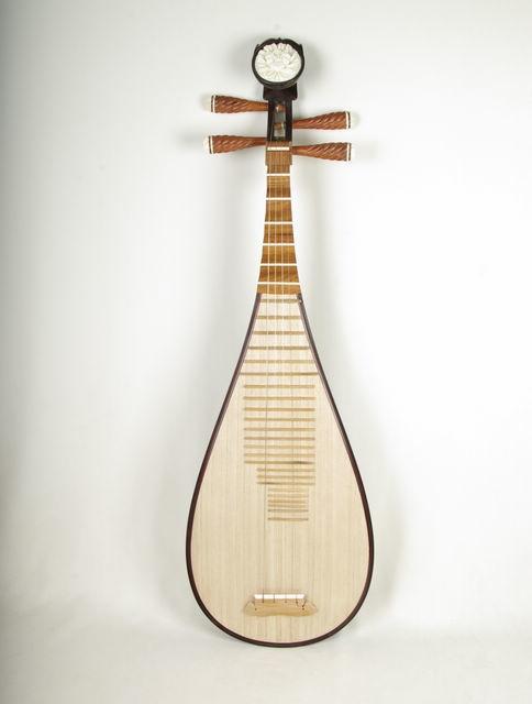 琵琶(东亚传统弹拨乐器) 