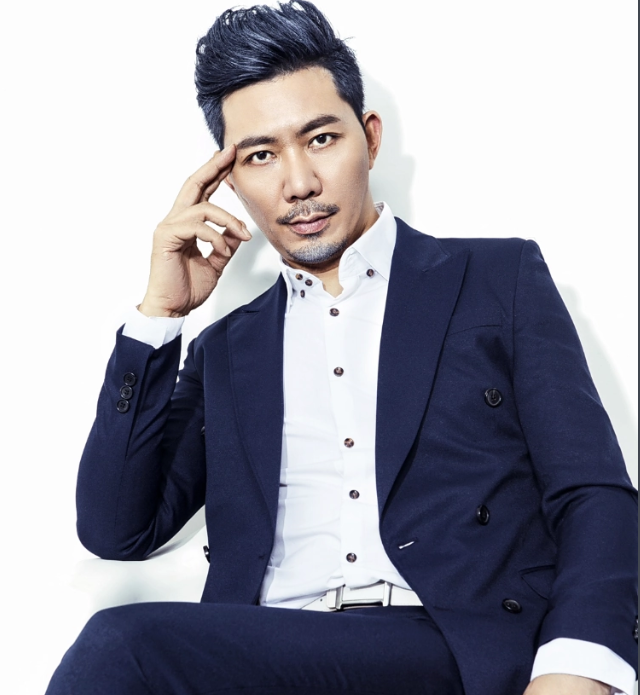 夏天,男,汉族,四川成都人,毕业于中央戏剧学院表演系.