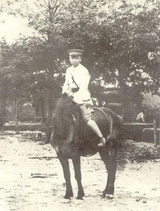 袁殊（1927年北伐途中摄于皖赣边境）