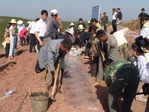 雨露乡金家村农民进行玉米地膜立体间套种
