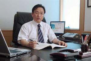 校长严一平