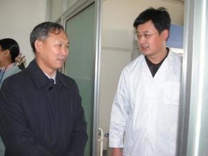 沈毅（右）
