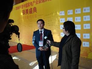 接受央视访谈