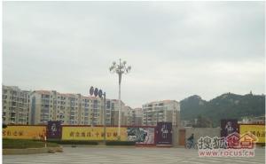 天山广场外观图