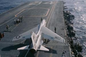 F-8E战斗机在奥里斯卡尼号预备起飞