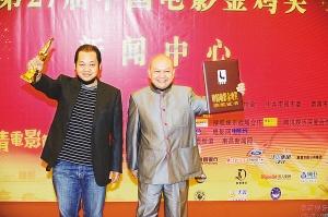 “彭家兄弟”彭家煌、彭臣展示奖杯