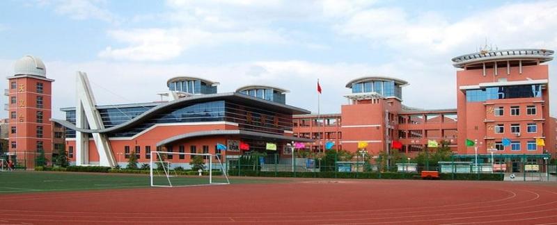 简 介  洛阳市河洛中学是洛阳市政府2003年投资兴建的公办现代化完中