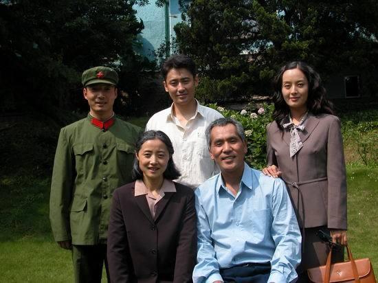 贺子达的妻子杨怡和姜佑生的妻子楚风屏也是好友,都在姜所部担任机要