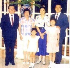 后排左起分别为父亲马鹤凌、母亲秦厚修