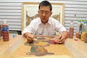非物质文化遗产人唐大焱正在做画