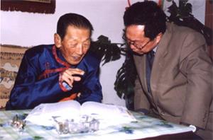 奇忠义先生(左)