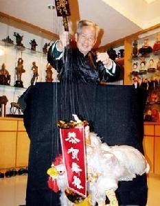 黄奕缺在家里展示“金鸡拜年”