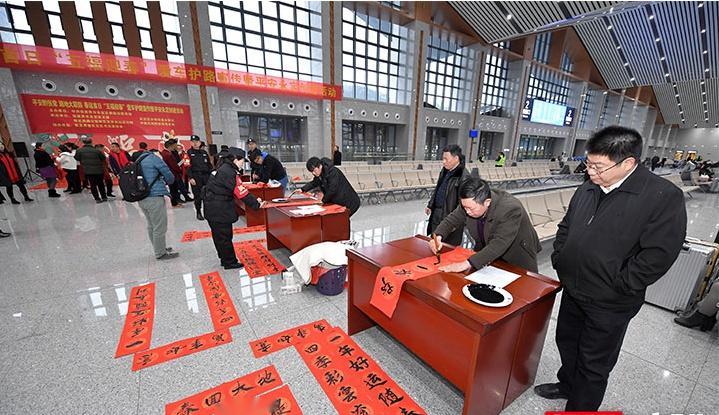张家界西站开展春运“送五福”活动