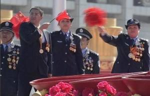 在国庆大阅兵“依法治国”方阵彩车上