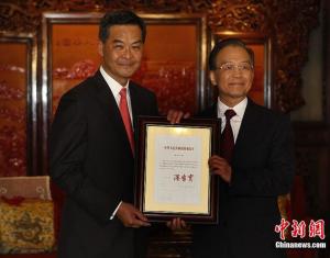 温家宝向梁振英颁发任命令