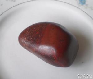 紫金石天然原石色彩鲜明,熠熠生辉,具有皇家气派,石体表面平坦凹凸,无